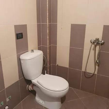 Apartment 2 Bedroom 15 Min By Bus To Center *